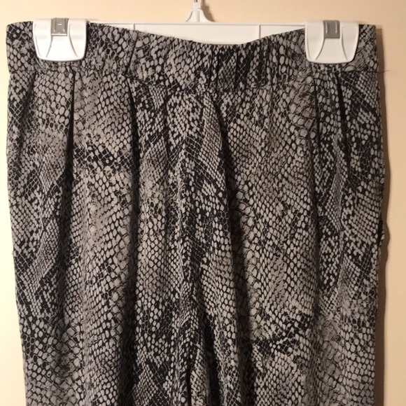 💕2/$20💕Babaton 100% Silk Snakeskin Print Pant - Picture 7 of 12